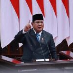 Presiden prabowo subianto berpidato di atas mimbar dengan menunjuk satu jari